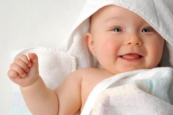 Atrasar o corte do cordão umbilical dois minutos atrás, para os bebês mais saudáveis