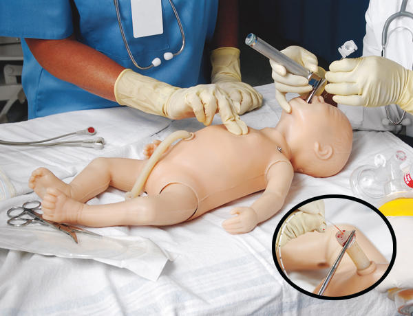 O bebê se chama Simneweb, mede 51 cm, pesa 3,5 kg, respira, treme, chora e até tem a típica cor azulada dos recém-nascidos.