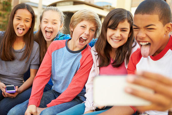 As crianças com smartphone contagiam mais de piolhos