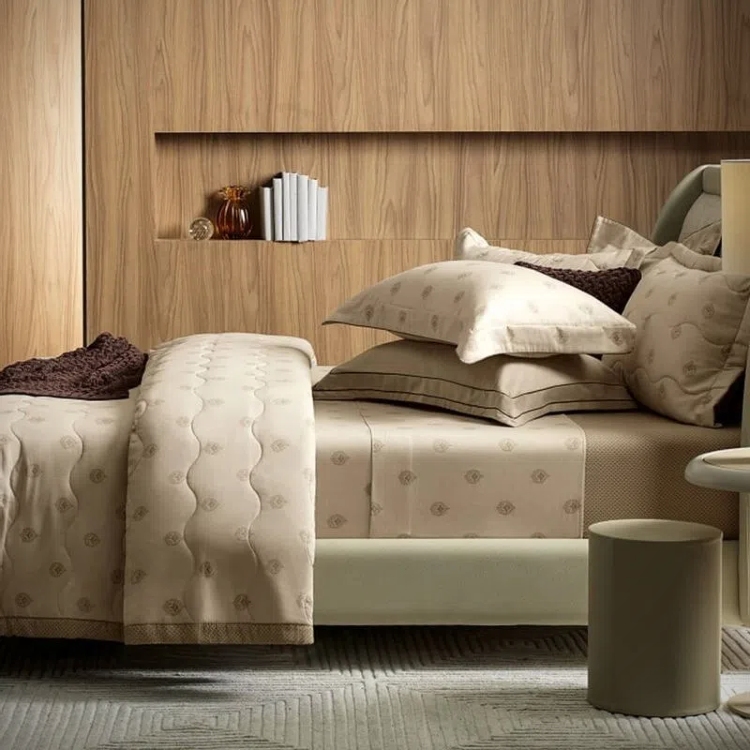 A imagem mostra um exemplo de um estilo de colcha queen para cama.